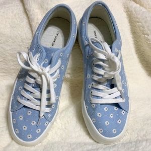 Sincerely Jules Platform Tennis Shoes Daisy Print on Light Blue Fabric Sz 8.5
